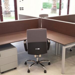 Workstation Methro con paretine divisorie - Workstation Methro with desk partitions